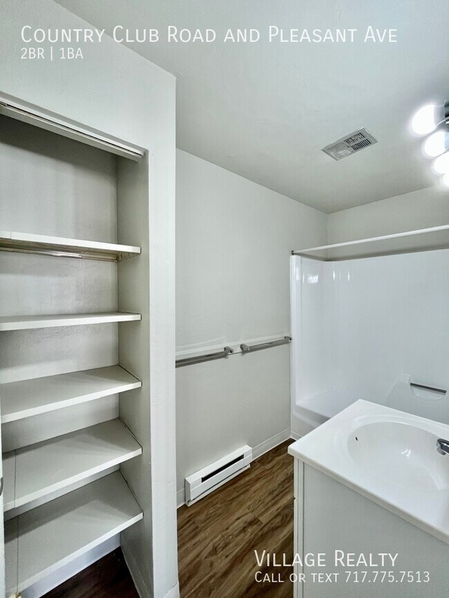 Building Photo - 605 Country Club Rd