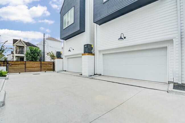 Building Photo - 1131 W 17th St