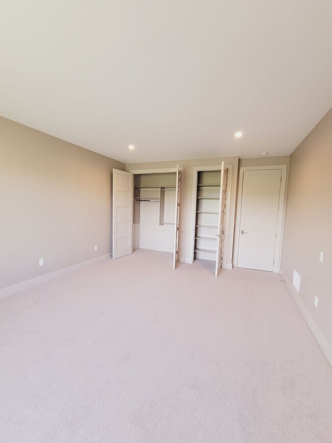 Building Photo - Amazing Garden Side Condo in Black Bull