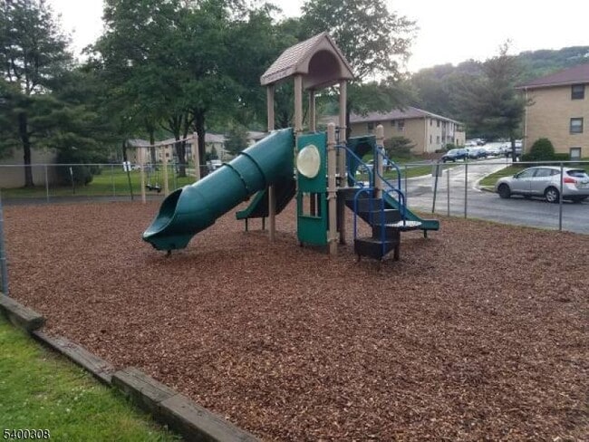 Building Photo - 401 US-22