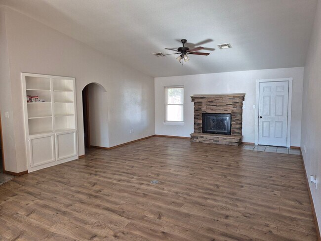 Building Photo - Spacious 3 bed/2 bath home in desired neig...