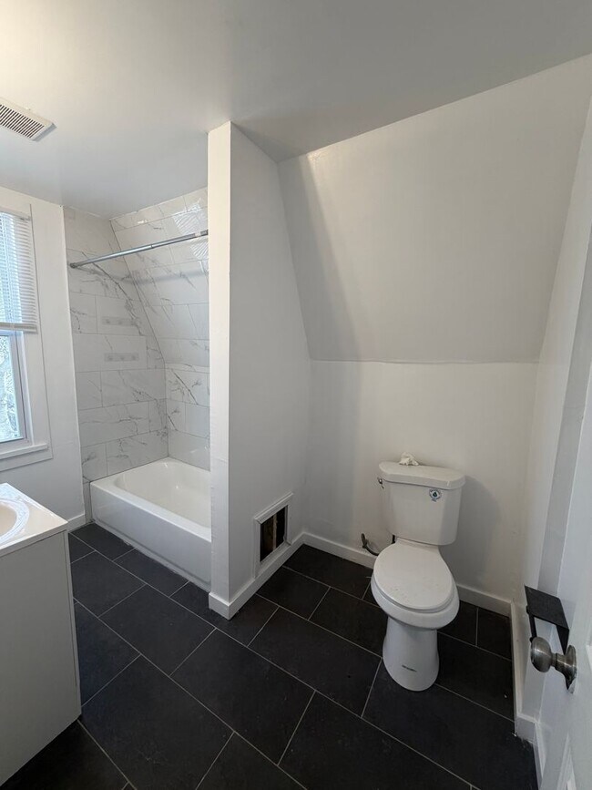 Building Photo - 3 Bedroom 1.5 bath bungalow near downtown