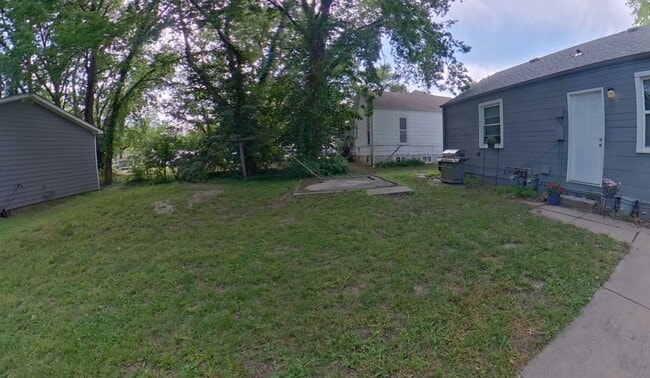 Building Photo - Close to Shopping Center + Granite Countertops + Shared Off-Street Parking! Available August 5th!