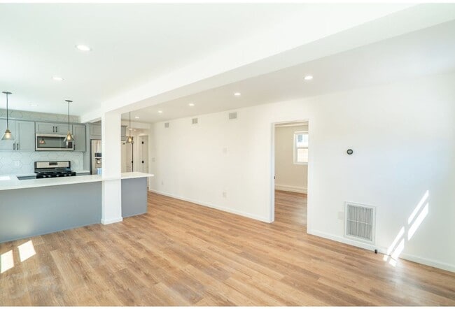 Building Photo - 3412 Bellevue Ave