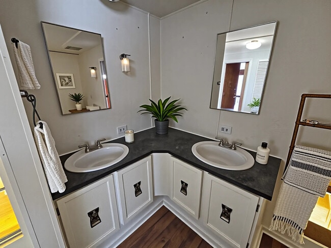 Building Photo - 2627 S Lamb Blvd