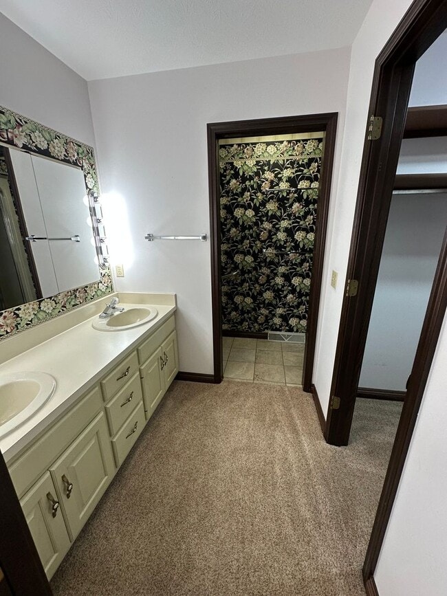 Building Photo - 2 Bedroom Condo - Goshen