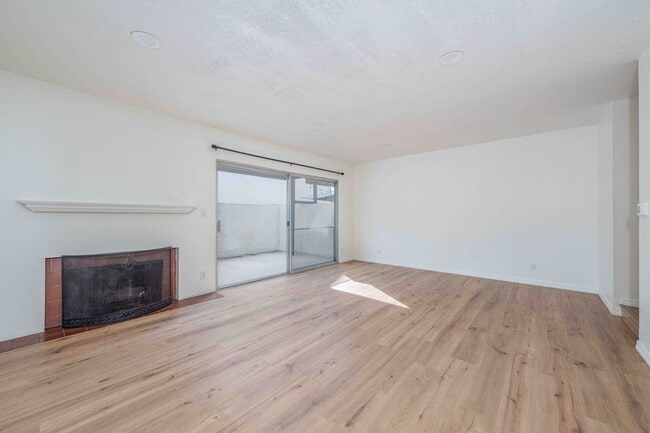 Building Photo - SPACIOUS 2 Bed Townhouse in Garden Grove