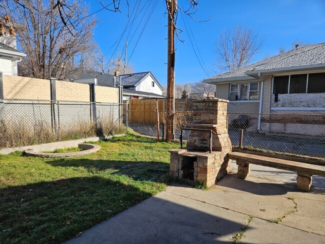 Building Photo - 316-317 S Vincent Ct