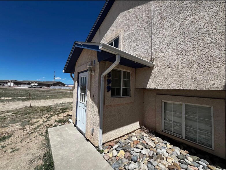 Building Photo - 593 S Aguilar Dr