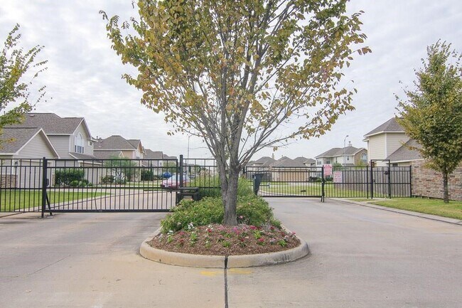 Building Photo - 10903 Windfern Lakes St