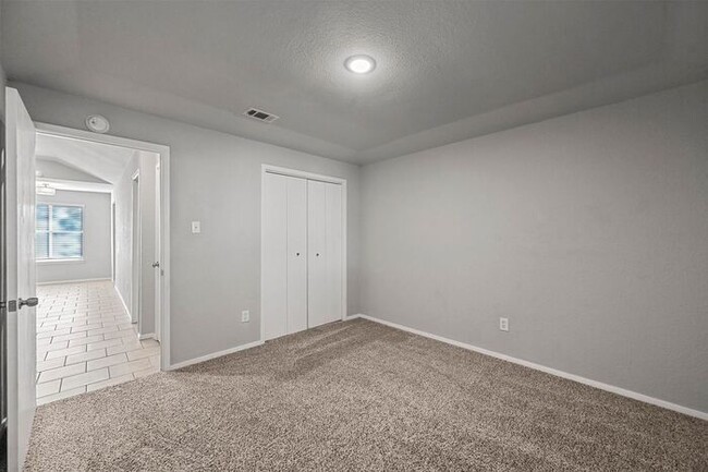 Building Photo - Two Bedroom Duplex For Rent in Cedar Hill.