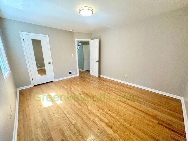 Building Photo - Huge 4 Bedroom 2 Bath House across from Rose City Golf Course