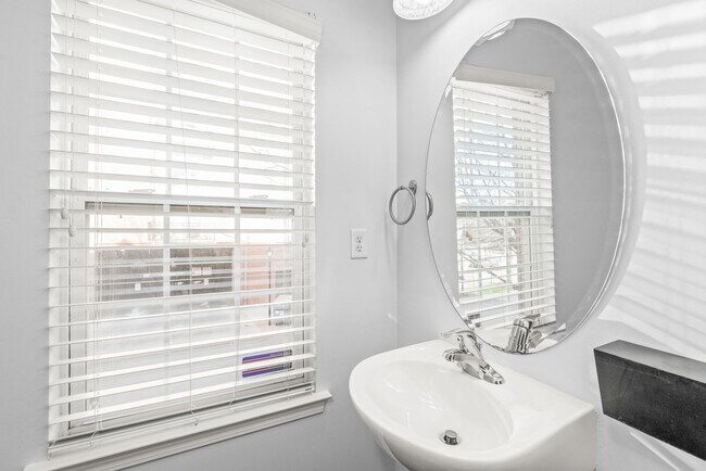 Building Photo - Charming Full-Brick Townhome in the Heart of South End