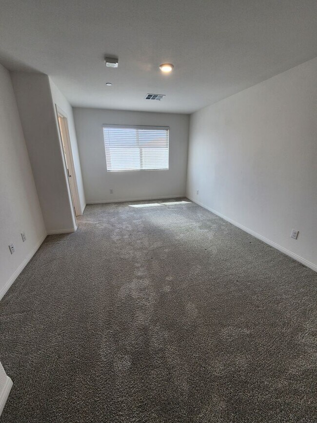 Building Photo - Charming 3BR/2.5BA Home in Las Vegas – Uti...