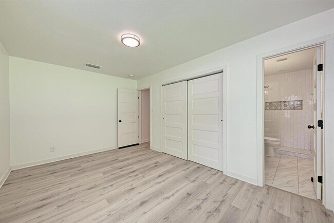 Building Photo - 6700 Kings Point
