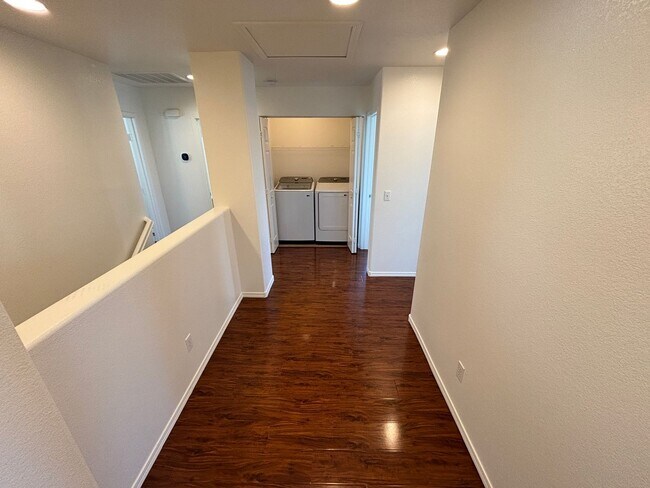Building Photo - Beautiful 5Bed/2.5Bath/2Car home located near Seven Hills