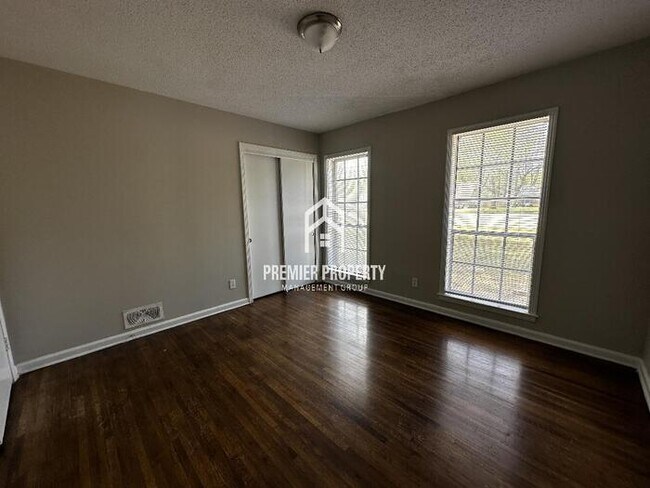 Building Photo - 3044 S Mendenhall Rd