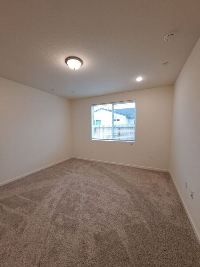 Building Photo - Limited Time Move In Special! Beautiful Newly Built Home in Clovis Unified – Solar & Bonus Room I...