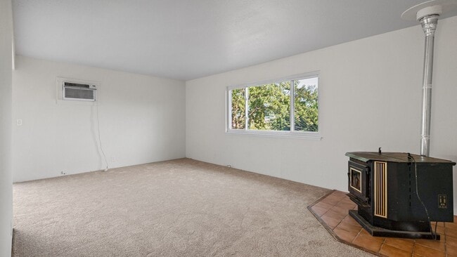 Building Photo - 4 Bedroom home with RV parking