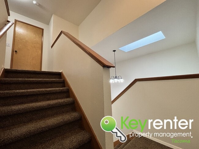 Building Photo - Spacious Northeast Tacoma 3 Bedroom 2.5 Bathroom Home for Rent in Secluded Neighborhood!