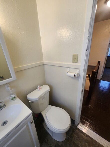 Building Photo - 1417 NW Carden Ave