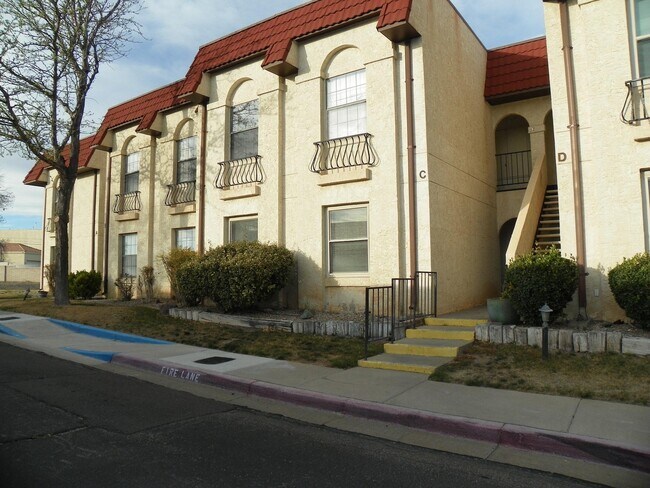 Building Photo - 823 Country Club Dr SE