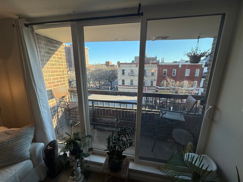 Building Photo - 1700 17th St NW