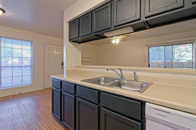 Building Photo - 2211 Creekside Ln