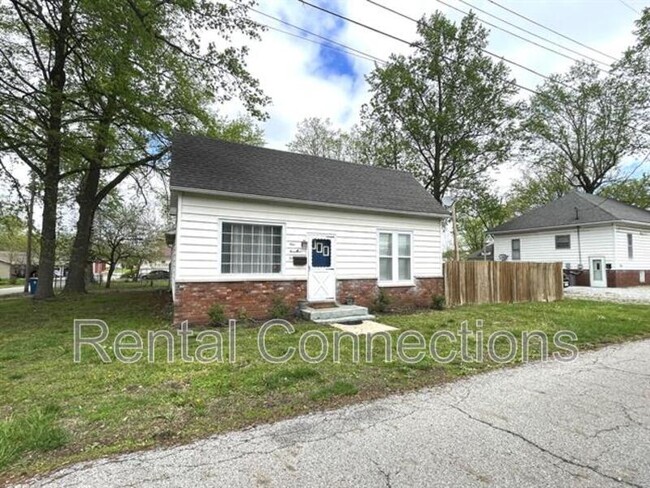 Primary Photo - 1002 E College St