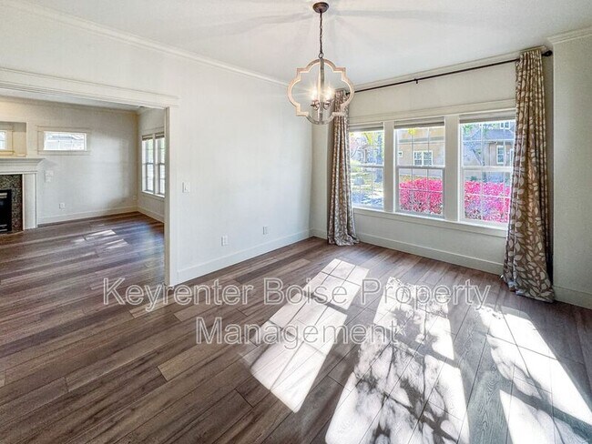 Building Photo - 998 E Shadow Creek Ln