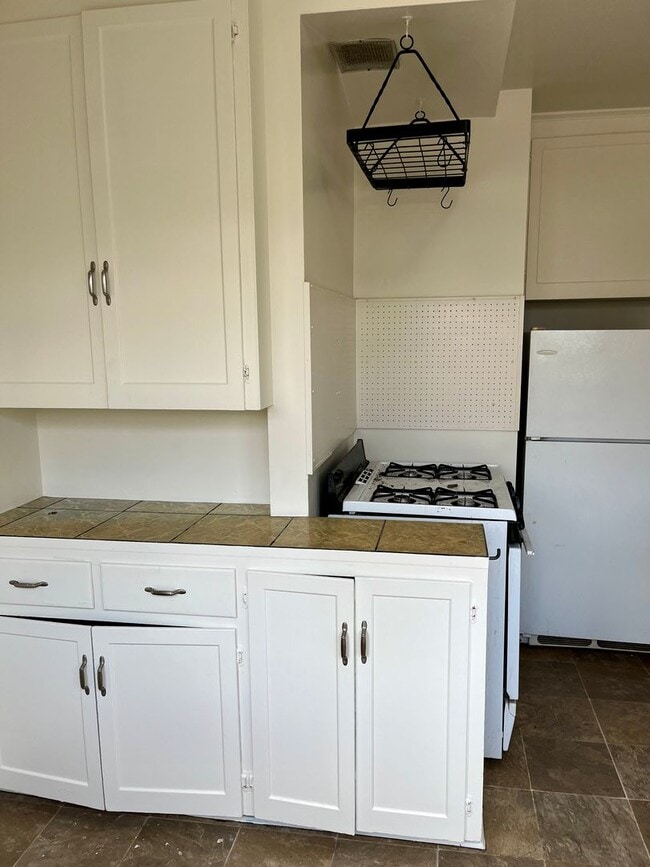 Building Photo - Large 1 Bed/1 Bath Hillcrest