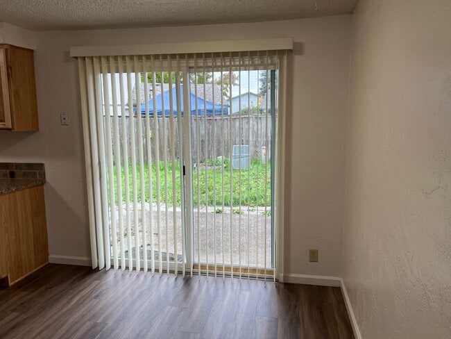 Building Photo - 2 bed 1 1/2 bath duplex in Springfield!