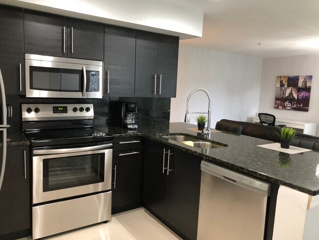 Equipped with appliances and small appliances - 7240 Westpointe Blvd