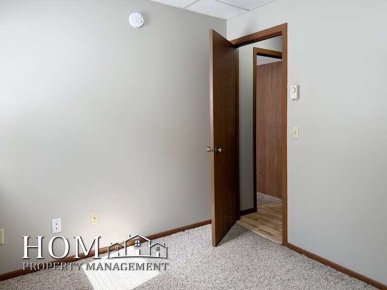 Building Photo - 1701 Pleasant View Dr