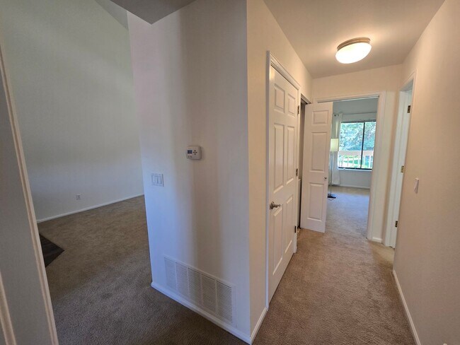 Building Photo - Beautifully Renovated, Top Floor, 2 Bedroom 2 Bath East Boulder Condo for Rent!