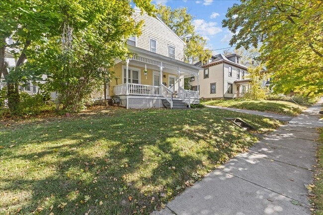 Building Photo - 410 St Paul St