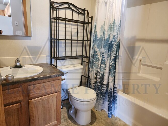 Building Photo - 3 Bed 2 Bath Condo