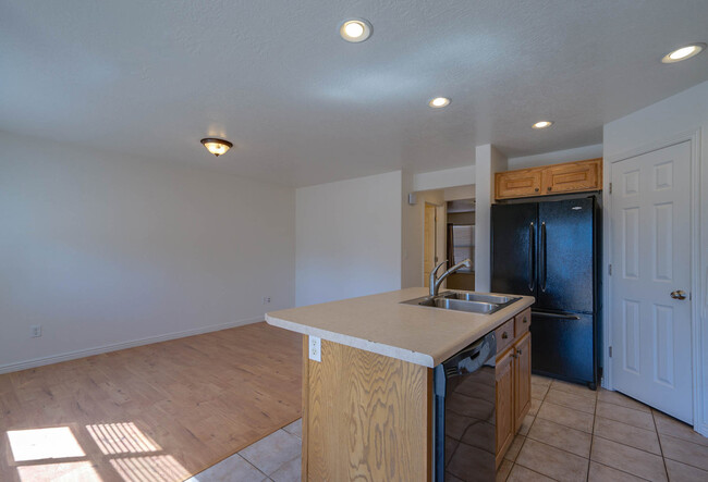 Building Photo - 3 Bedroom 2.5 Bathroom - Hidden Valley Tow...