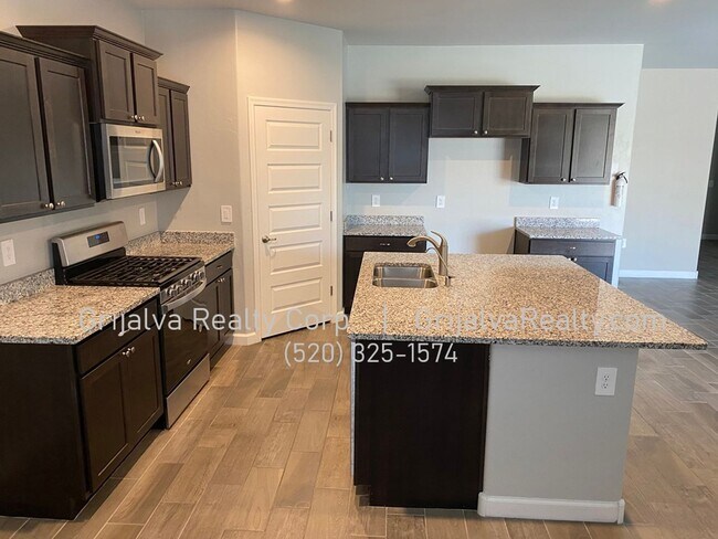 Building Photo - Newer 4 BR Home in Sahuarita for Rent **MO...