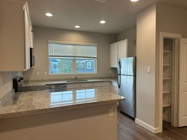 Building Photo - Townhome for Rent