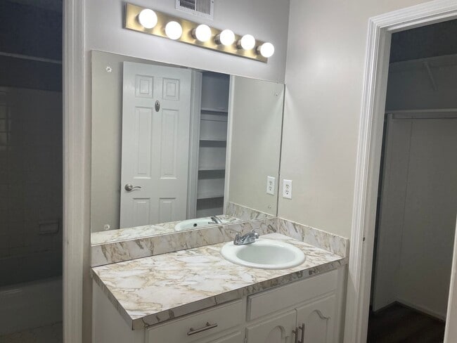 Building Photo - For Rent