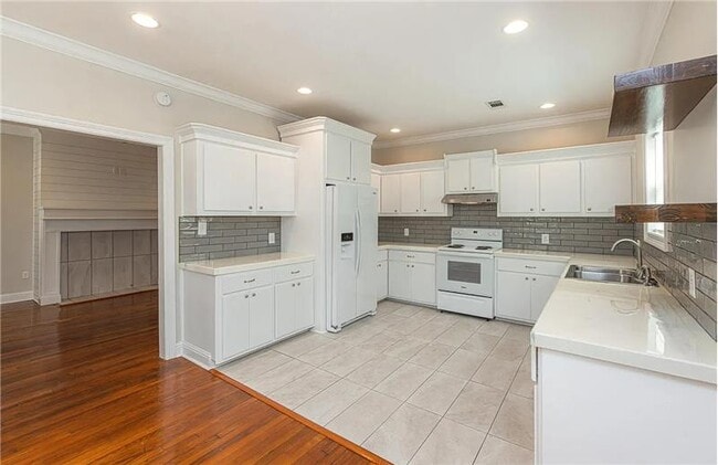 Building Photo - 3424 Northview Dr