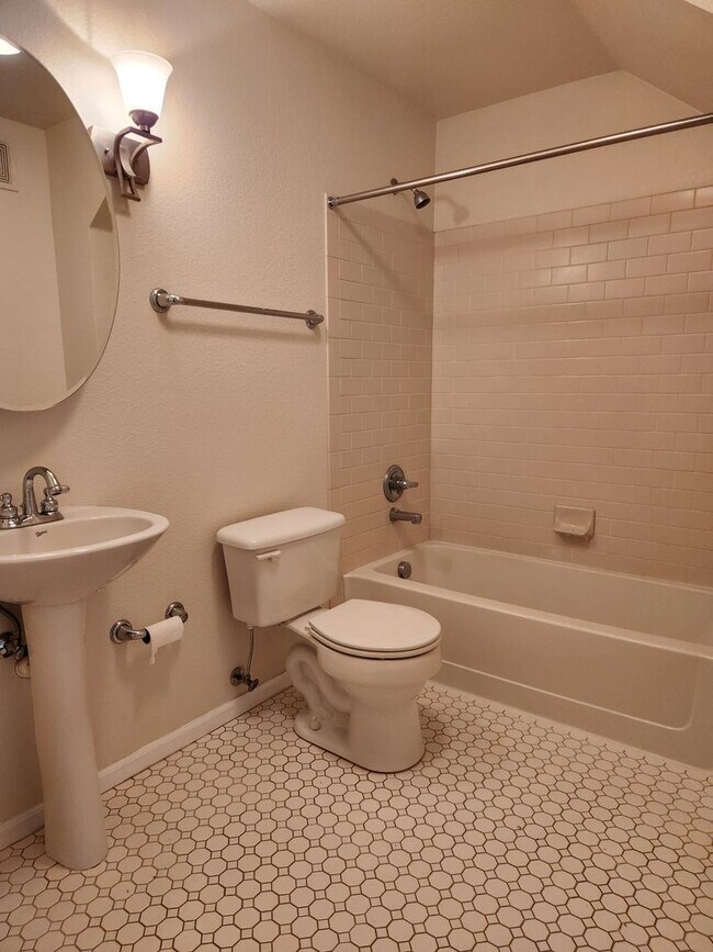 Building Photo - 3rd floor condo close to Cherry Creek Reservoir and DTC!