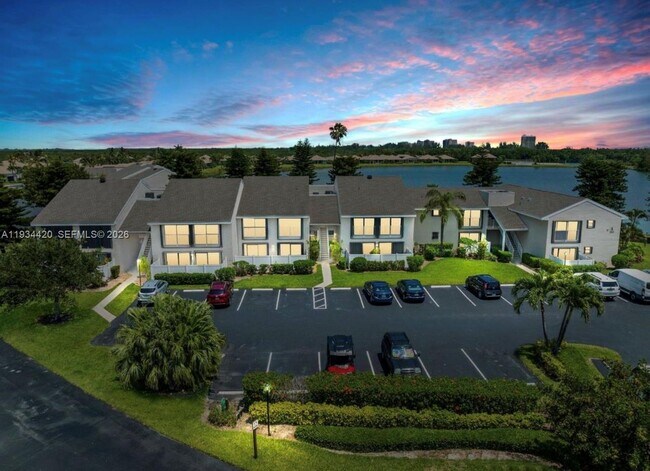 Building Photo - 3207 S Lakeview Cir