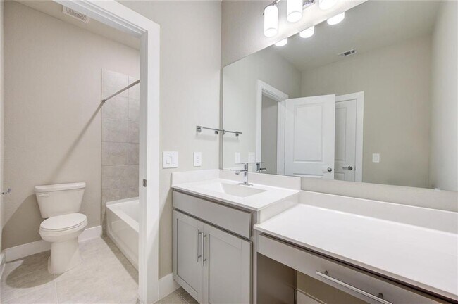 Building Photo - 1709 Summerlyn Ter Dr