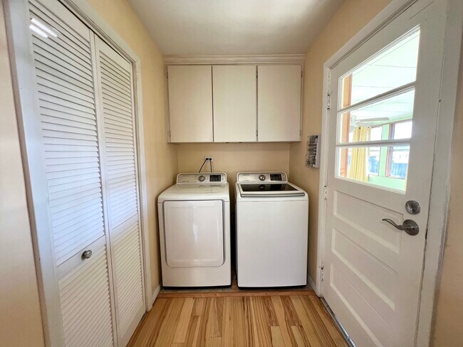 Building Photo - 508 S Lake St