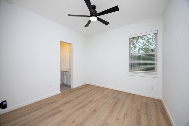 Building Photo - 1951 Longmire Villas Ct