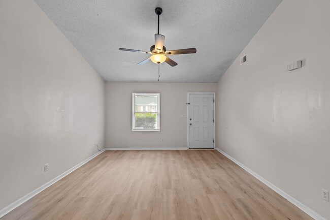 Building Photo - Newly renovated 2 bedroom 1 bathroom duplex