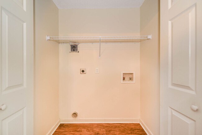 Building Photo - 3 Bedroom, 2 Bath Home with Fully Fenced Yard – Pet Friendly!