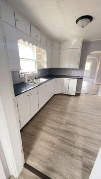 Building Photo - Single Family Home Available!